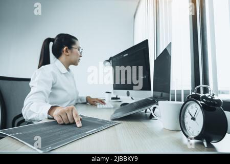 Les développeurs de logiciels analysent le code écrit dans le programme sur l'ordinateur dans la salle de bureau. Banque D'Images