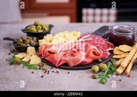 Assiette de viande italienne antipasti - jambon prosciutto, bresaola, salami et parmesan Banque D'Images