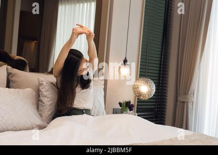 Femme asiatique qui s'étire le matin. Banque D'Images