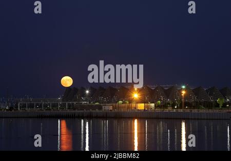 Bakou. Azerbaïdjan. 05.07.2020 ans. Magnifique lune au-dessus de Crystal Hall. Banque D'Images