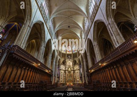 Toulouse, France. 24 mai 2022. Intérieur, nef centrale, choeur et autel de la cathédrale Saint-Étienne Banque D'Images