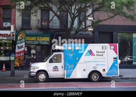 New York, New York, États-Unis. 4th juin 2022. 4 juin 2022: New York, Etats-Unis: Une ambulance de soutien de la vie de base de l'Hôpital Mount Sinai (BLS) sur la rue est 14th à Manhattan en attente d'un appel. Mount Sinai est un hôpital bénévole qui participe au système de services médicaux d'urgence (SMU) 911 de la FDNY. (Image de crédit : © Taidgh Barron/ZUMA Press Wire) Banque D'Images