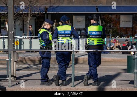 Négociateurs de police à Elokapina ou à la rébellion d'extinction Finlande manifestation de Ylikulutuskapina à Mannerheimintie, Helsinki, Finlande Banque D'Images