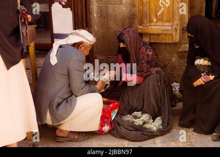 Une femme yéménite âgée qui vend la célèbre usine QAT au Yémen Banque D'Images