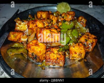 Un gros plan de paneer frais maison, une recette de fromage sec épicé chaud. Inde Banque D'Images