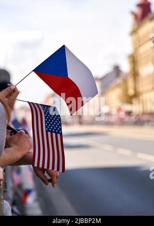 Drapeaux en papier tchèques et américains entre les mains des peuples dans une rue - célébration de la libération de Pilsen par l'armée américaine Banque D'Images