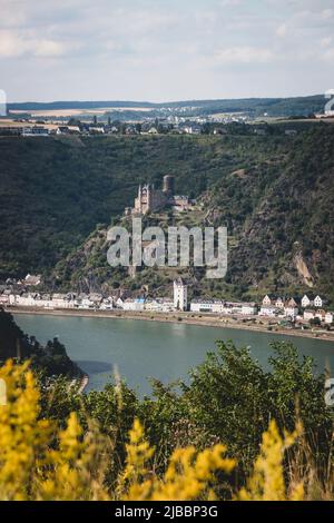 Vue panoramique sur la vallée du Haut-Rhin moyen classée au patrimoine mondial de l'UNESCO avec le château de Katz et la ville de Saint Goarshausen Banque D'Images