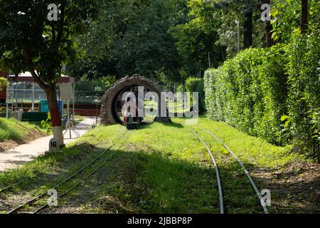 Les passagers peuvent profiter d'un trajet en train au Musée national des chemins de fer de Delhi. Banque D'Images