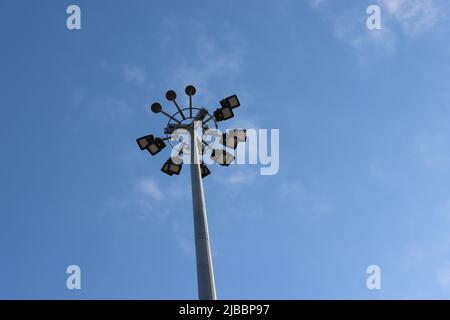 Gênes, Italie-29 janvier 2022: De beaux bâtiments modernes en hauteur contre le ciel. 3d illustration sur le thème de la réussite commerciale et de la technologie. Banque D'Images