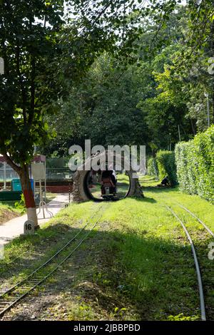 Les passagers peuvent profiter d'un trajet en train au Musée national des chemins de fer de Delhi. Banque D'Images