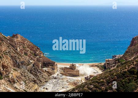 Plage Près de mines de soufre abandonnées à l'île de Milos, Cyclades, Grèce Banque D'Images