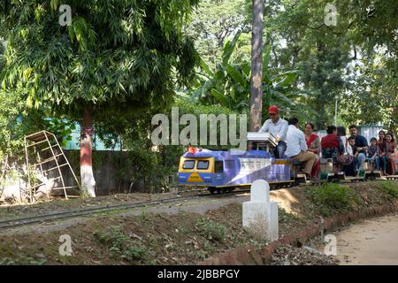 Les passagers peuvent profiter d'un trajet en train au Musée national des chemins de fer de Delhi. Banque D'Images