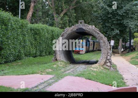 Les passagers peuvent profiter d'un trajet en train au Musée national des chemins de fer de Delhi. Banque D'Images