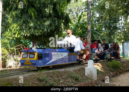 Les passagers peuvent profiter d'un trajet en train au Musée national des chemins de fer de Delhi. Banque D'Images