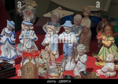 Figurines en porcelaine d'époque. Étagère avec souvenirs vintage. Petits cadeaux traditionnels Banque D'Images