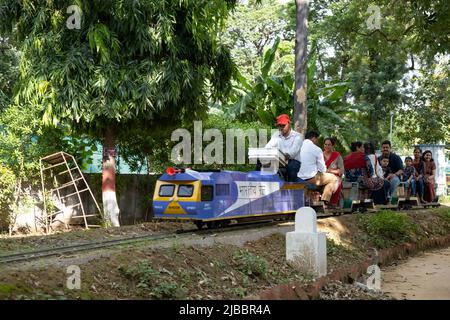 Les passagers peuvent profiter d'un trajet en train au Musée national des chemins de fer de Delhi. Banque D'Images