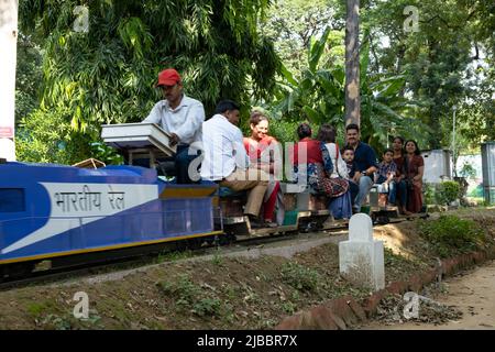 Les passagers peuvent profiter d'un trajet en train au Musée national des chemins de fer de Delhi. Banque D'Images