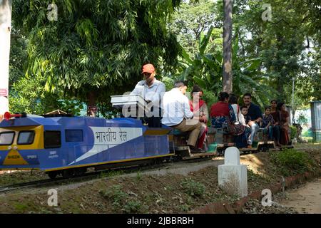 Les passagers peuvent profiter d'un trajet en train au Musée national des chemins de fer de Delhi. Banque D'Images