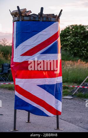 Drapeau de l'Union et rouleau de plastique qui se fend au coucher du soleil Banque D'Images