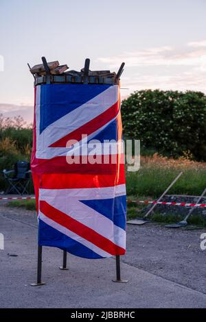 Drapeau de l'Union et rouleau de plastique qui se fend au coucher du soleil Banque D'Images