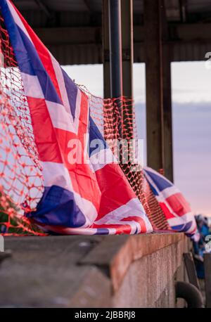 Drapeau de l'Union et rouleau de plastique qui se fend au coucher du soleil Banque D'Images