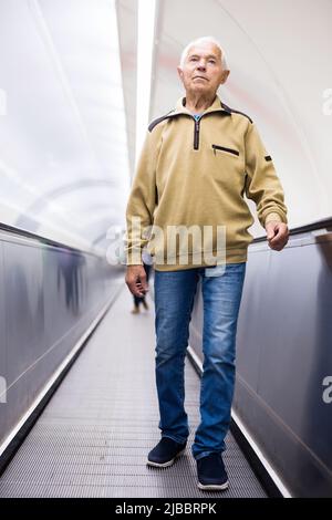 Un vieux européen qui descend en métro Banque D'Images