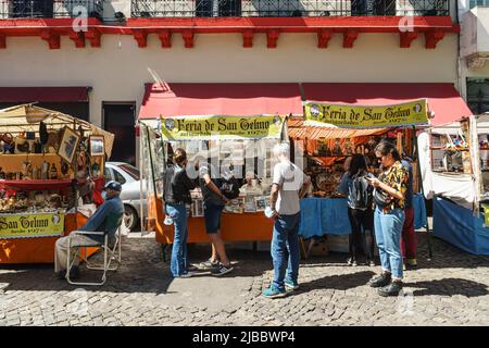 Buenos Aires, Argentine - 20 mars 2022: Les gens stoll autour du marché aux puces de San Telmo Feria à Buenos Aires, capitale de l'Argentine. Banque D'Images