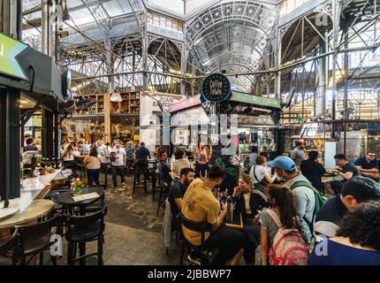 Buenos Aires, Argentine - 20 mars 2022: Les gens mangent dans un restaurant dans la célèbre salle de San Telmo historique marché de nourriture à Buenos Aires, Argentine capit Banque D'Images