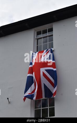 Union Jack volant d'une fenêtre pendant les célébrations du Jubilé de platine de la Reine. Banque D'Images