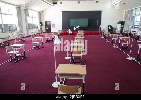 Pékin, Chine. 5th juin 2022. La photo prise sur 5 juin 2022 montre un site d'examen de l'examen d'entrée à l'université dans la zone de quarantaine dans le district de Chaoyang, Pékin, capitale de la Chine. L'examen d'entrée à l'université nationale de Chine pour 2022, également connu sous le nom de Gaokao, commencera sur 7 juin. Beijing a mis en place des sites d'examen spécifiques pour les candidats dans la zone de quarantaine, comme mesures de précaution COVID-19. Crédit: Peng Ziyang/Xinhua/Alay Live News Banque D'Images