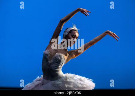 Moscou, Russie. 4th juin 2022 Khalikova Amina se joue dans la variante d'Odette du ballet de 'swan Lake' lors de la première journée de la compétition internationale de danseurs de ballet de 14th au Théâtre Bolchoï de Moscou, en Russie. Nikolay Vinokurov/Alay Live News Banque D'Images