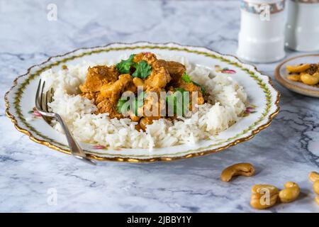 Poulet au curry de korma avec noix de cajou et riz Banque D'Images