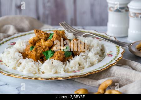 Poulet au curry de korma avec noix de cajou et riz Banque D'Images