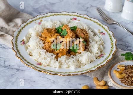 Poulet au curry de korma avec noix de cajou et riz Banque D'Images