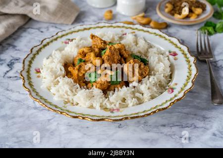 Poulet au curry de korma avec noix de cajou et riz Banque D'Images