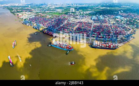 Vue aérienne du port de Cat Lai avec le cargo et le conteneur Ho chi Minh ville, Vietnam. Le port est une plaque tournante importante pour l'importation et l'exportation d'importants Banque D'Images