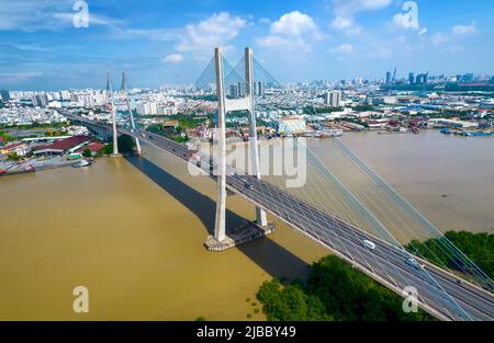 Vue de Phu mon pont à Ho Chi Minh ville, Vietnam. C'est le plus grand pont et une partie importante de l'infrastructure moderne de Ho Chi Minh Banque D'Images