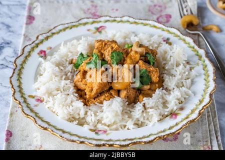 Poulet au curry de korma avec noix de cajou et riz Banque D'Images