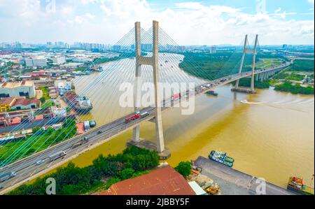 Vue de Phu mon pont à Ho Chi Minh ville, Vietnam. C'est le plus grand pont et une partie importante de l'infrastructure moderne de Ho Chi Minh Banque D'Images