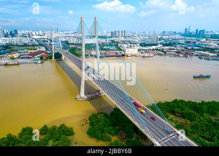 Vue de Phu mon pont à Ho Chi Minh ville, Vietnam. C'est le plus grand pont et une partie importante de l'infrastructure moderne de Ho Chi Minh Banque D'Images