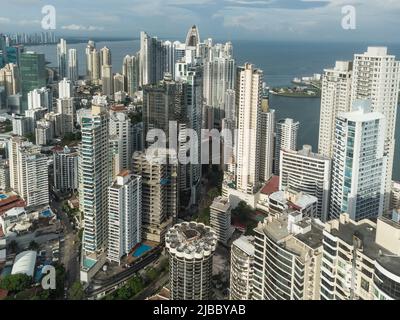 Panama City: Vue aérienne des hôtels et des tours de condo dans le quartier résidentiel de luxe de Punta Paitilla dans la ville de Panama en Amérique centrale. Banque D'Images