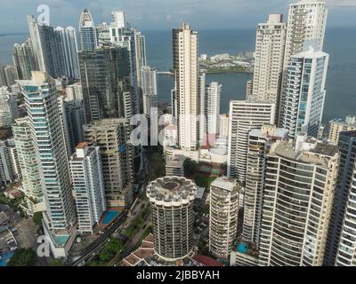 Panama City: Vue aérienne des hôtels et des tours de condo dans le quartier résidentiel de luxe de Punta Paitilla dans la ville de Panama en Amérique centrale. Banque D'Images