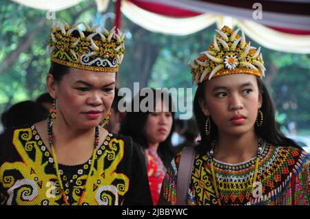 Djakarta, Indonésie - 28 avril 2013 : les femmes Dayak de Bornéo, Kalimantan, portent des vêtements traditionnels au festival Dayak de Djakarta, Indonésie Banque D'Images