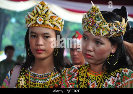 Djakarta, Indonésie - 28 avril 2013 : les femmes Dayak de Bornéo, Kalimantan, portent des vêtements traditionnels au festival Dayak de Djakarta, Indonésie Banque D'Images