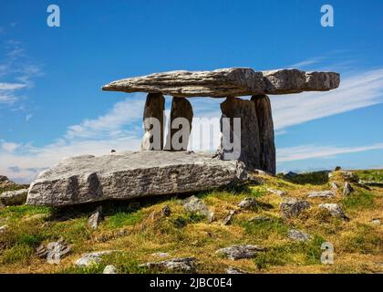 Dolmen de Poulnabrone portal, tombe dans le Burren, comté de Clare, Irlande Banque D'Images