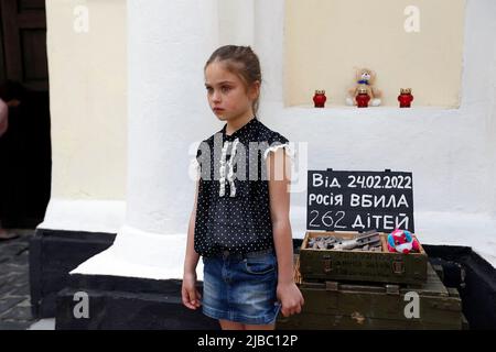 KIEV, le 04 JUIN 2022 - en l'honneur de la Journée du souvenir des enfants morts à la suite de l'agression armée de la fédération de russie contre l'Ukraine, le Musée national d'histoire ukrainienne pendant la Seconde Guerre mondiale présente un projet multimédia "enfants..." : Sous l'arche des portes de la haute Moscou de la forteresse de Pechersk, datant du 15th siècle, un martyre d'enfants morts pendant la guerre russo-ukrainienne fut créé. La tragédie est exprimée par l'objet d'art 'arbre de la mémoire' - la métaphore de la mort des enfants en guerre, Kiev, capitale de l'Ukraine. Cette photo ne peut pas être dist Banque D'Images