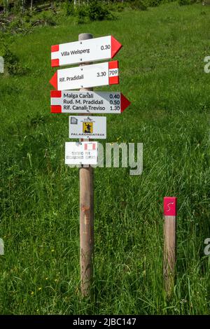 Indicateurs de chemin de montagne rouge / blanc dans la vallée du Val Canali. Le groupe de montagne Pale di San Martino. Primiero. Alpes italiennes. Europe. Banque D'Images