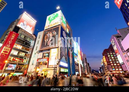 Japon. Kansai. Osaka. Panneaux lumineux dans le district de Dotonbori au coucher du soleil Banque D'Images