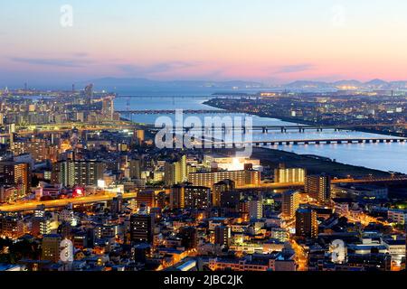 Japon. Kansai. Osaka. Vue aérienne de la rivière Yodo au coucher du soleil Banque D'Images