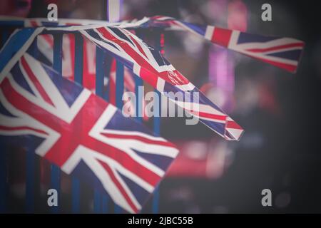 Balustrades couvertes de Union jack couunting sur le stand du groupe à Garth Park, Bicester prêt pour les célébrations du Jubilé de diamant de Queens. Banque D'Images